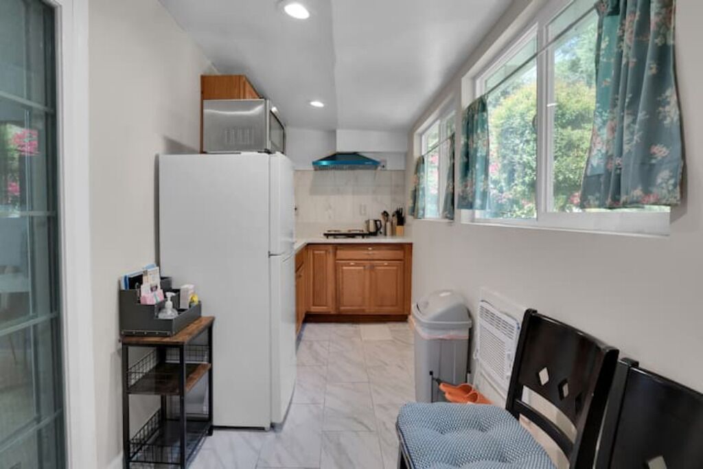 Een koelkast, een magnetron, een oven, een kookplaat