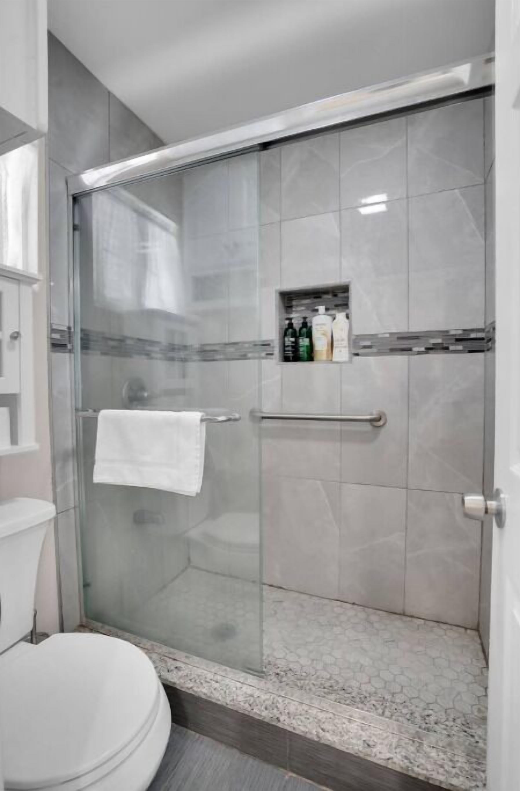 Een douche, een haardroger, handdoeken, zeep