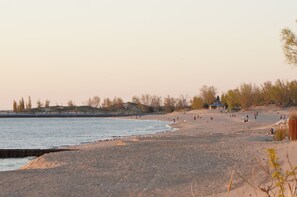 Sun loungers - The Harbor Hideout - Riverside home near Beaches, Pier, downtown shops (St. Joseph)