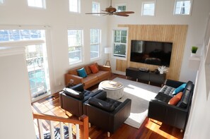 Smart TV, video games, table tennis, books - The Harbor Hideout - Riverside home near Beaches, Pier, downtown shops (St. Joseph)