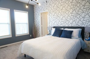 4 bedrooms, desk, iron/ironing board, travel cot - The Harbor Hideout - Riverside home near Beaches, Pier, downtown shops (St. Joseph)