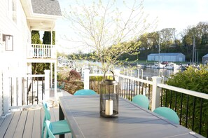 Outdoor dining - The Harbor Hideout - Riverside home near Beaches, Pier, downtown shops (St. Joseph)