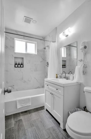 Regadera, toallas, jabón, papel de baño