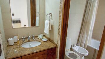 Suihku, hiustenkuivaaja, pyyhkeet, saippua