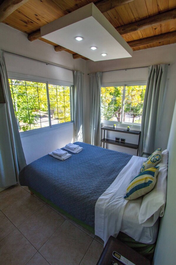 1 habitación, tabla de planchar con plancha, cuna de viaje y wifi 