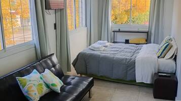 1 habitación, tabla de planchar con plancha, cuna de viaje y wifi