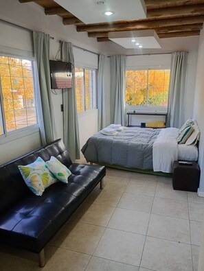 1 habitación, tabla de planchar con plancha, cuna de viaje y wifi 