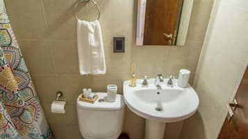 Douche, sèche-cheveux, serviettes fournies, savon