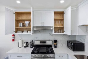 Réfrigérateur, micro-ondes, plaque de cuisson, cafetière/bouilloire