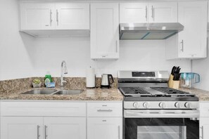 冰箱、微波炉、烤箱、炉灶