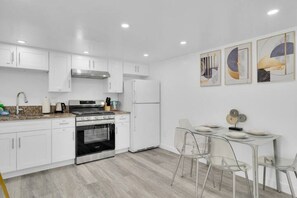 冰箱、微波炉、烤箱、炉灶