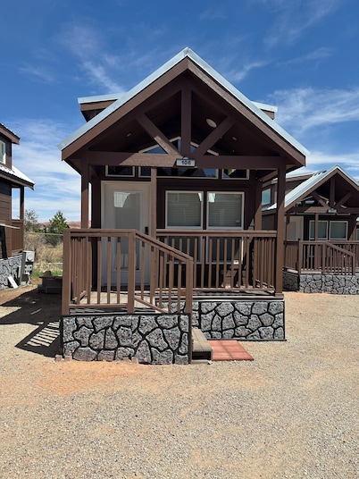 Cozy 2-bedroom cabin #106 in awesome Moab with AC, Wi-Fi