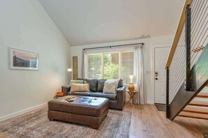 Een televisie, een open haard en een kantoor