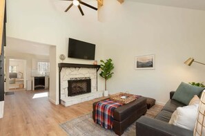 Télévision, cheminée, espaces bureaux