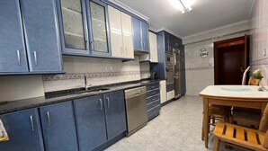 Kaffetrakter/tekoker, kjøleskap, mikrobølgeovn og ovn