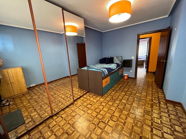 3 chambres, fer et planche à repasser, Wi-Fi, draps fournis