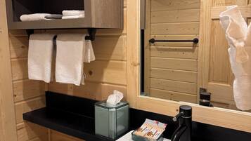 Dusche, Haartrockner, HandtĂŒcher, Seife