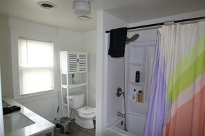 Hiustenkuivaaja, pyyhkeet, saippua, sampoo