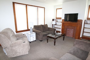 Smart TV, DVD player, books, video library - Charming 3-bedroom house with WiFi and AC in Athens (Athens)