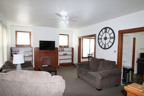 TV connectée, lecteur de DVD, livres, vidéothèque