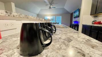 Microondas, horno, parrilla de estufa y lavavajillas