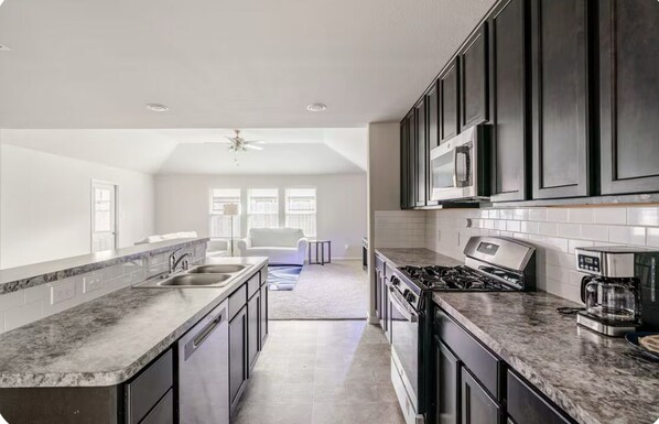 Microwave, oven, stovetop, dishwasher - Spacious 5-bedroom building in charming Rosenberg with WiFi, AC, fitness room (Rosenberg)