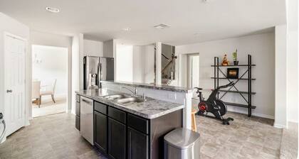 Spacious 5-bedroom building in charming Rosenberg with WiFi, AC, fitness room