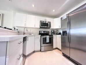 Réfrigérateur, four à micro-ondes, un four, surface de cuisson