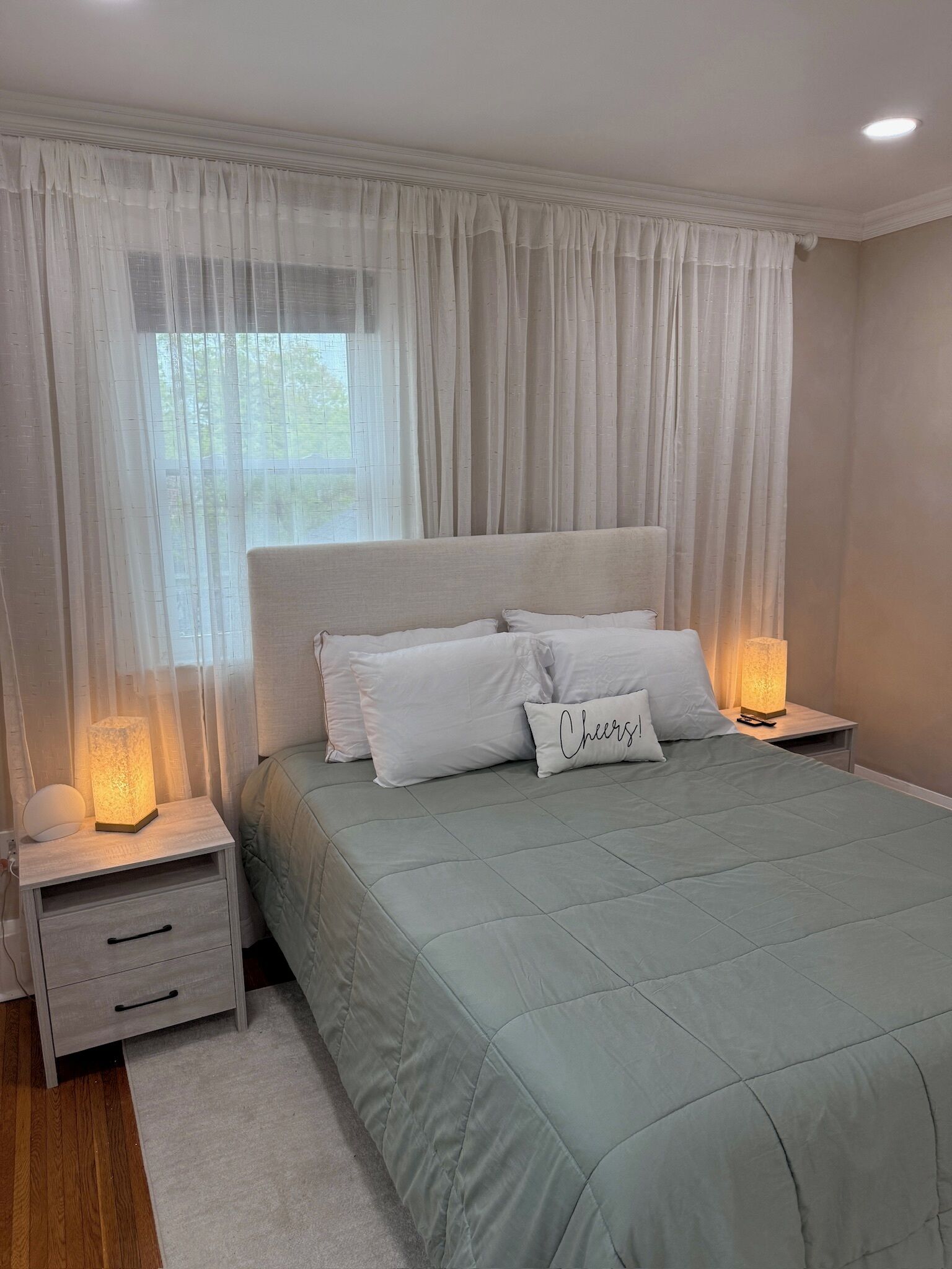 4 bedrooms, iron/ironing board, WiFi, bed sheets