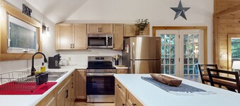 Charming Cabin with Serene Woodland & Lake Views and Modern Comforts