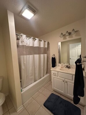 Asciugacapelli, asciugamani, sapone, shampoo