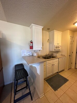 Frigorifero, microonde, macchina per tè/caffè, tostapane