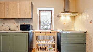 Een koelkast, een oven, een kookplaat, een vaatwasser