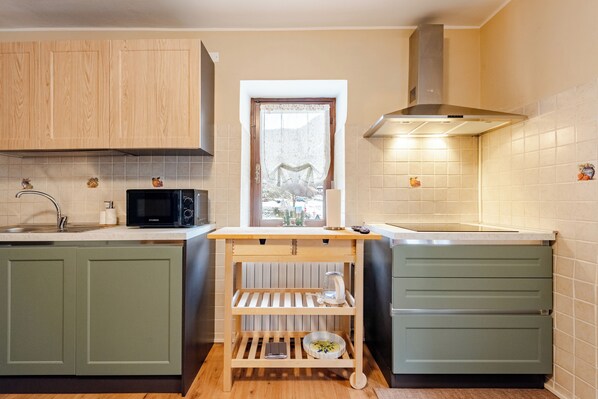Fridge, oven, stovetop, dishwasher - Cozy house in the Dolomites a few kilometers from the slopes and the National Park. (Veneto)