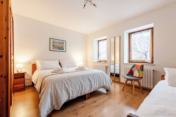 2 soverom, skrivebord, strykejern/-brett og wi-fi