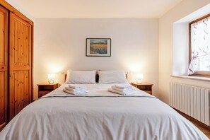 2 habitaciones, escritorio, tabla de planchar con plancha y wifi 