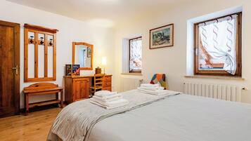 2 slaapkamers, een bureau, een strijkplank/strijkijzer, wifi