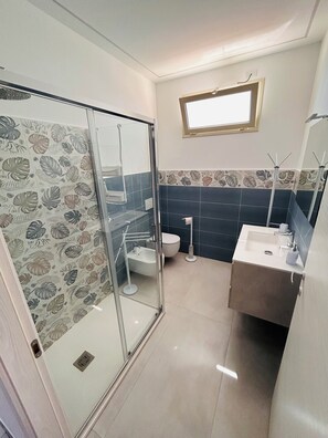 Bathroom - Modern Vacation Home Near the Ocean—Spacious, Bright, and Cozy (Kaukana)