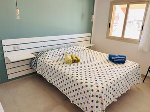 Room - Modern Vacation Home Near the Ocean—Spacious, Bright, and Cozy (Kaukana)