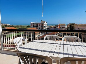 Outdoor dining - Modern Vacation Home Near the Ocean—Spacious, Bright, and Cozy (Kaukana)