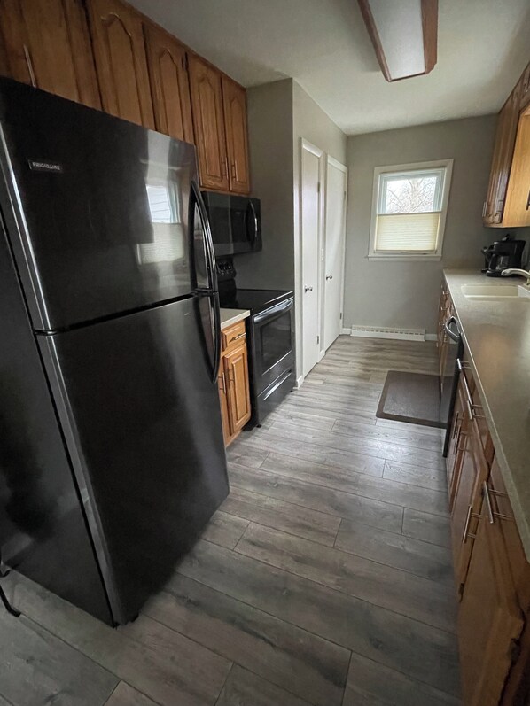 Fridge, microwave, oven, stovetop - 3-bedroom house in Rochester with a fenced back yard, AC, WiFi (Rochester)