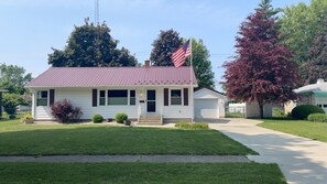 Exterior - 3-bedroom house in Rochester with a fenced back yard, AC, WiFi (Rochester)