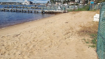 Plage à proximité, chaises longues, serviettes de plage
