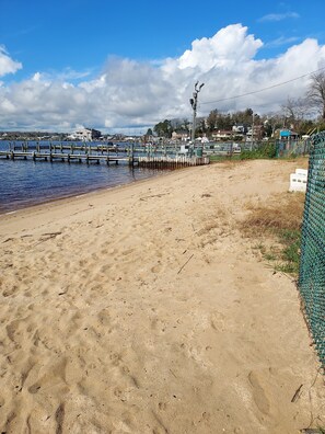 In Strandnähe, Liegestühle, Strandtücher