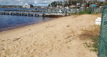 Beach Bungalow in peaceful Toms River with AC, WiFi, beach badges.