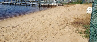 Beach Bungalow in peaceful Toms River with AC, WiFi, beach badges.