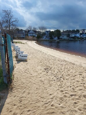 Playa en los alrededores, camastros y toallas de playa 
