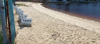 Beach Bungalow in peaceful Toms River with AC, WiFi, beach badges.