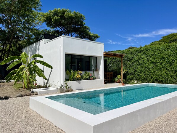 Outdoor pool - Casa Kocuyo – Boutique-Style Comfort Steps from the Ocean (Sámara)