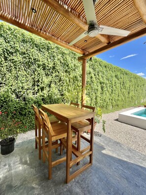 Outdoor dining - Casa Kocuyo – Boutique-Style Comfort Steps from the Ocean (Sámara)